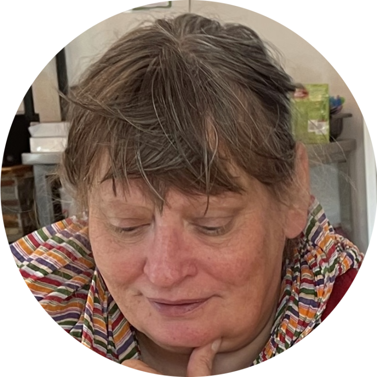 Isolde, Kaartlegster, Astrologe Vrouw met een begripvolle uitstraling, zittend met hand onder de kin.